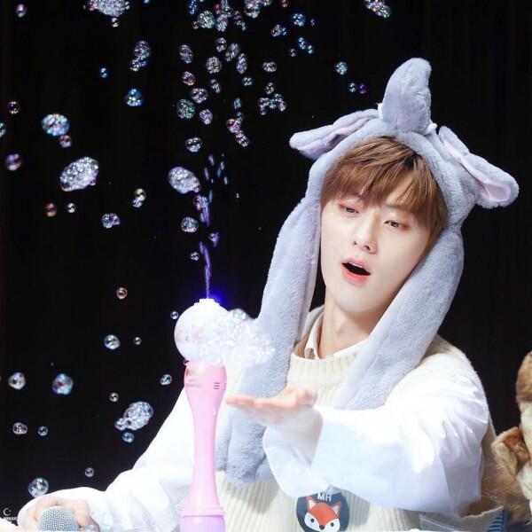10 Potret Terbaru Minhyun, Member NU'EST yang Mirip Park Seo Joon