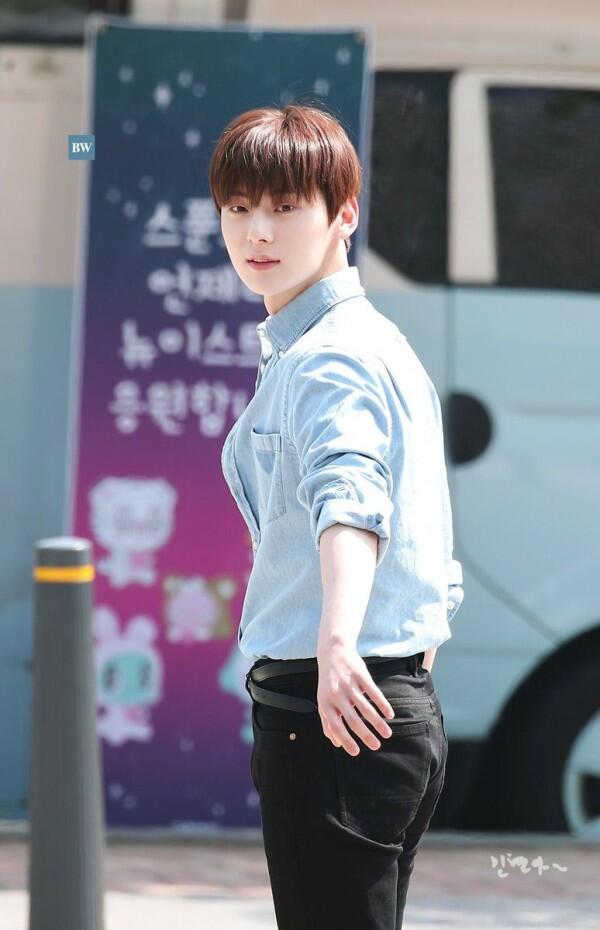 10 Potret Terbaru Minhyun, Member NU'EST yang Mirip Park Seo Joon