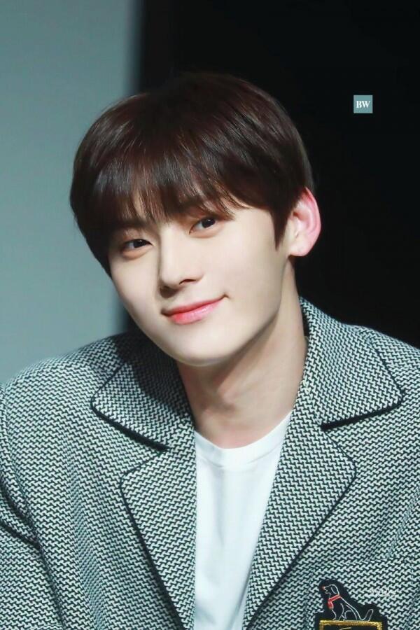 10 Potret Terbaru Minhyun, Member NU'EST yang Mirip Park Seo Joon