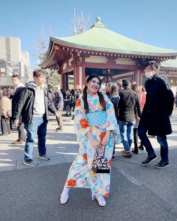 10 Potret Anggun & Bersahaja Seleb Indonesia Saat Pakai Kimono