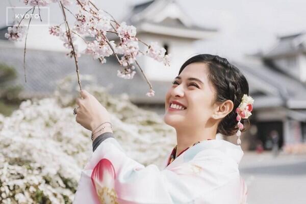 10 Potret Anggun & Bersahaja Seleb Indonesia Saat Pakai Kimono