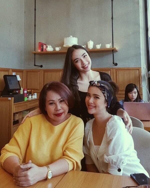 10 Potret Valerie Aditya, Adik Pamela Bowie yang Gak Kalah Menawan