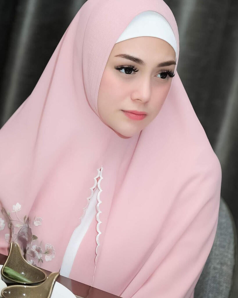 Nyaman Berhijab dan Bisa Baca Alquran, Begini Jawaban Celine Evangelista