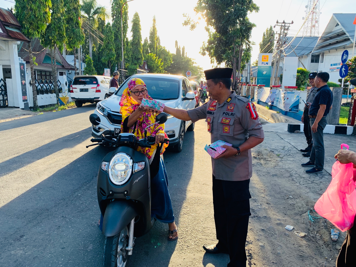 Pembagian Takjil Ramadhan Polsek Panca Rijang