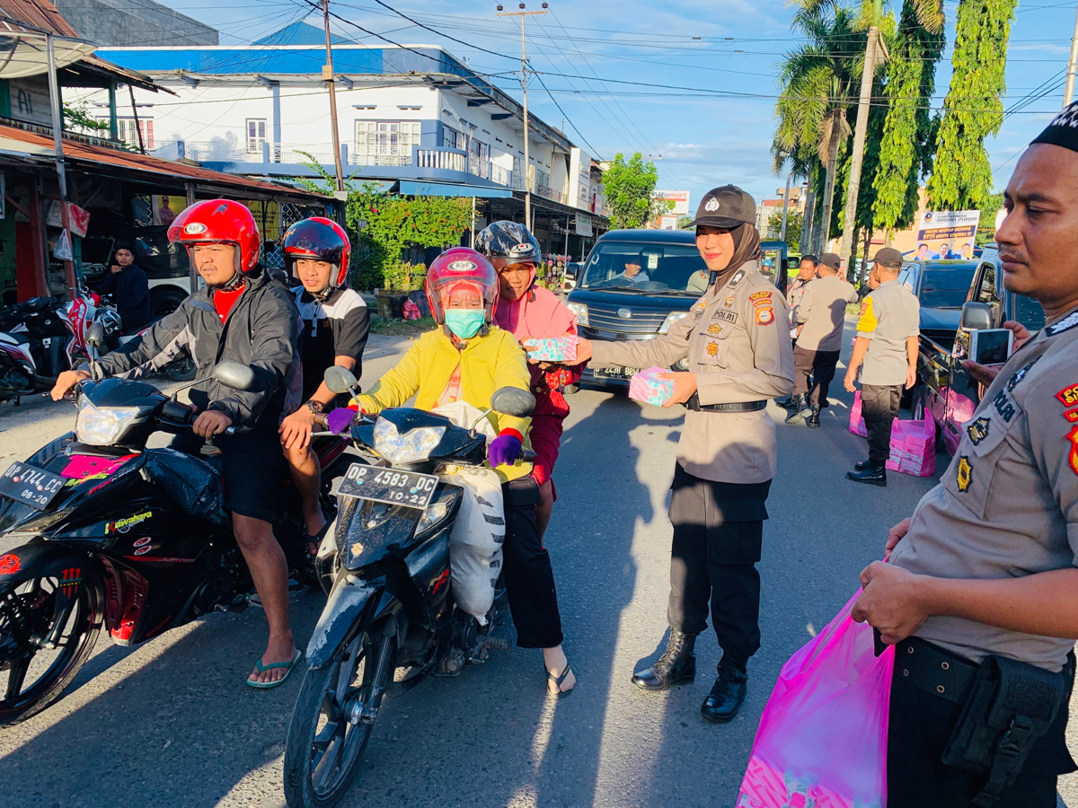 Polwan Cantik Ini Berbagi Berkah Takjil Ramadhan