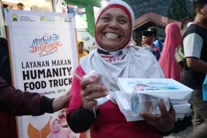 Sajian Siap Santap Humanity Food Truck Sapa Pemulung TPST Piyungan