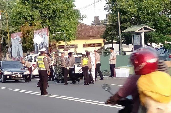 Polisi Blitar Bagi Takjil di Jalan, Pemotor Malah Balik Arah Takut Razia