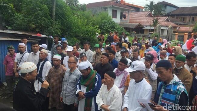 (ada VOG di barisan depan gan) Demo KPU Sumatera Barat, Massa Gelar Salat Gaib