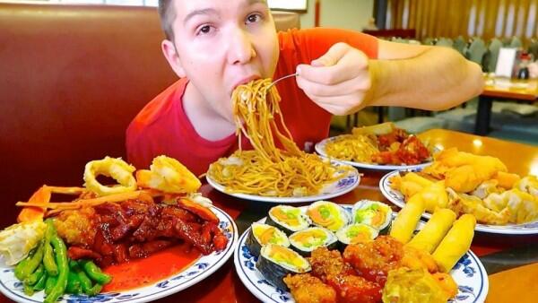 10 Tipe Orang Saat Buka Puasa, dari Icip-icip Hingga Rakus Abis!