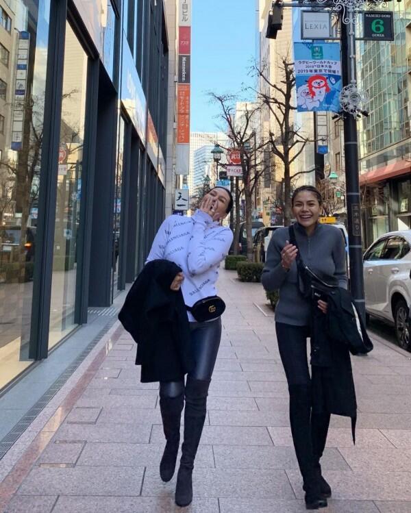 10 Potret Persahabatan Nikita Mirzani & Fitri Salhuteru, Goals Banget!