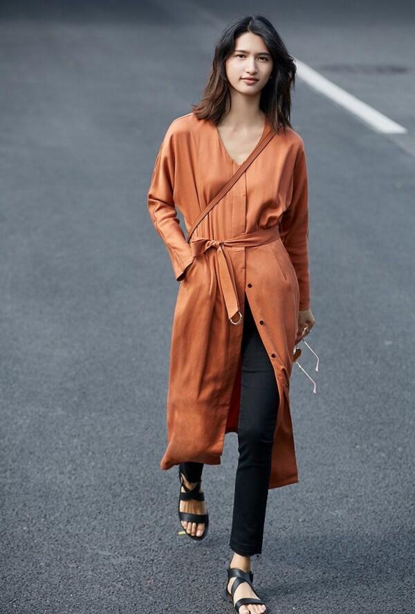 10 Ide Mix-Match Shirt Dress dengan Celana Panjang, Bisa untuk Lebaran