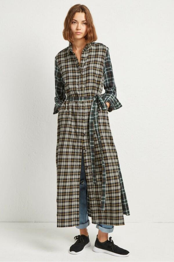 10 Ide Mix-Match Shirt Dress dengan Celana Panjang, Bisa untuk Lebaran