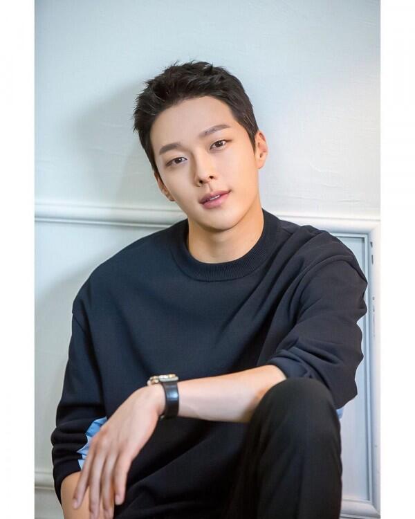 Jadi Main Lead di Drama Rom-Com, Ini 10 Potret Memesona Jang Ki Yong