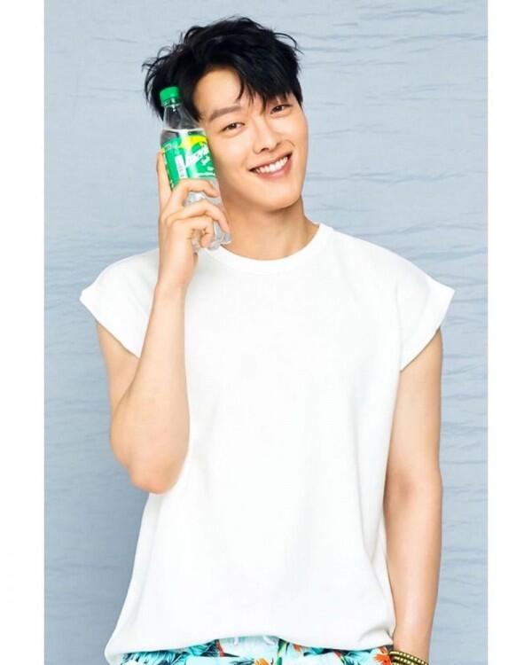 Jadi Main Lead di Drama Rom-Com, Ini 10 Potret Memesona Jang Ki Yong