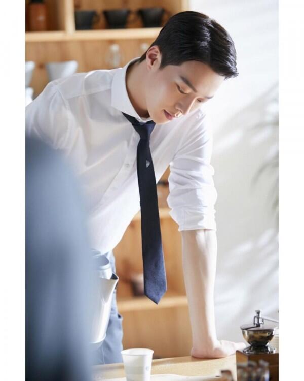 Jadi Main Lead di Drama Rom-Com, Ini 10 Potret Memesona Jang Ki Yong