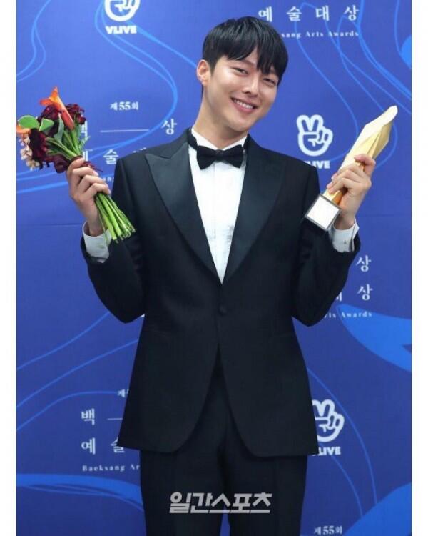 Jadi Main Lead di Drama Rom-Com, Ini 10 Potret Memesona Jang Ki Yong