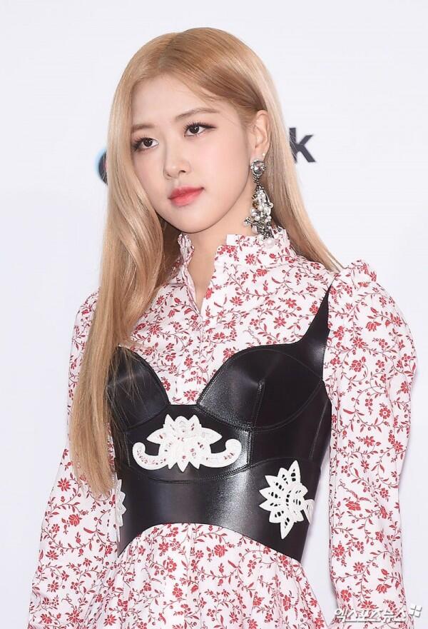 10 Gaya Floral Dress Ala BLACKPINK, Bikin Makin Girly Saat Hangout!