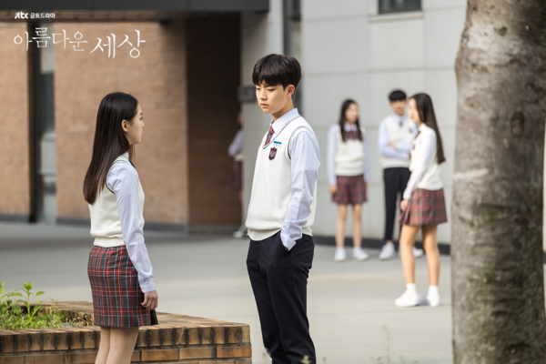 Berperan Antagonis, 9 Potret Seo Dong Hyun di KDrama Beautiful World