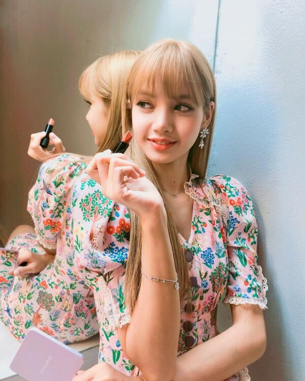 10 Gaya Floral Dress Ala BLACKPINK, Bikin Makin Girly Saat Hangout!