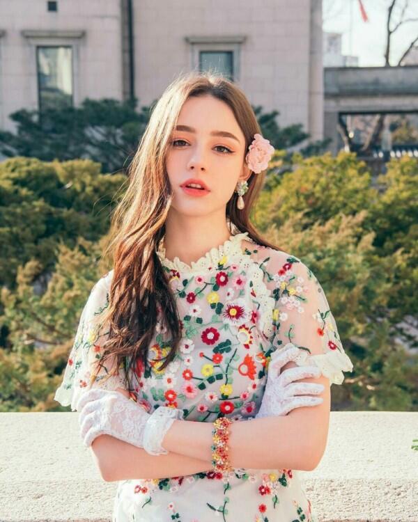 10 Potret Dasha Taran, YouTuber Rusia yang Dikontrak Agensi Korea