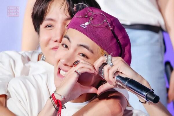 Miliki 4D Personality, Ini 6 Sifat V BTS yang Disukai Para Member