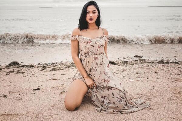 9 Gaya Marion Jola Pamer Body Goals di Pantai, Bikin Panas Dingin