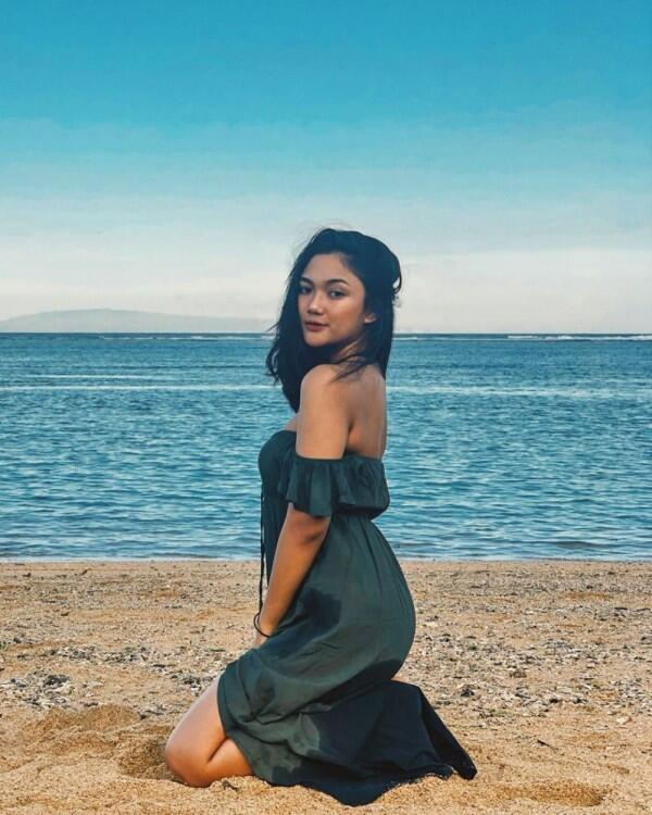 9 Gaya Marion Jola Pamer Body Goals di Pantai, Bikin Panas Dingin