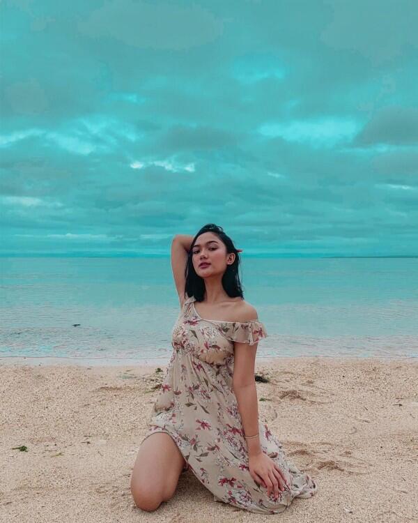 9 Gaya Marion Jola Pamer Body Goals di Pantai, Bikin Panas Dingin