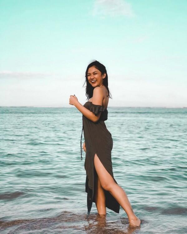 9 Gaya Marion Jola Pamer Body Goals di Pantai, Bikin Panas Dingin