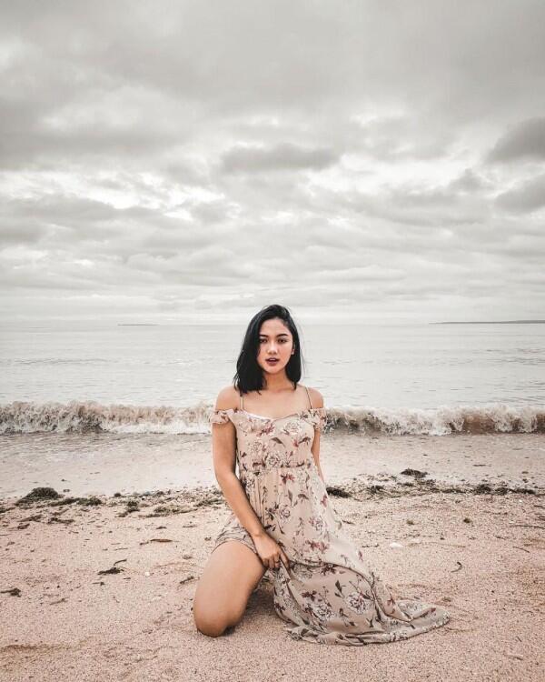 9 Gaya Marion Jola Pamer Body Goals di Pantai, Bikin Panas Dingin