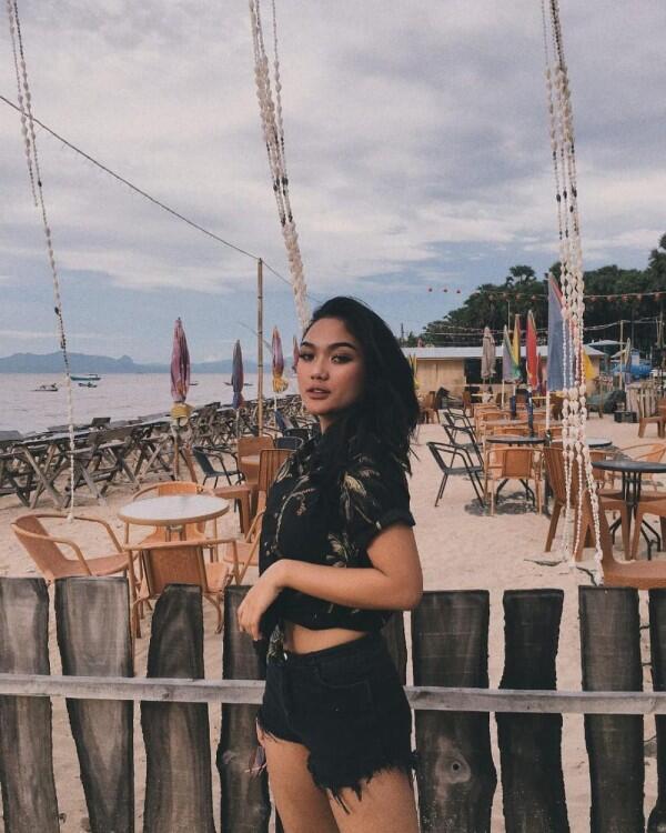 9 Gaya Marion Jola Pamer Body Goals di Pantai, Bikin Panas Dingin