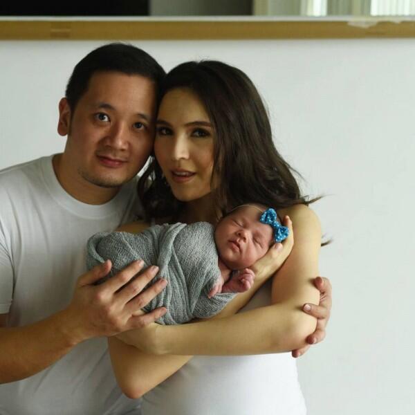 Jarang Diekspos, Ini 10 Potret Olivia Jensen Bersama Suami & Putrinya