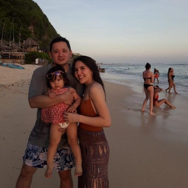 Jarang Diekspos, Ini 10 Potret Olivia Jensen Bersama Suami & Putrinya