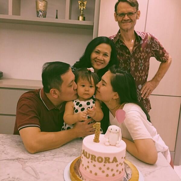 Jarang Diekspos, Ini 10 Potret Olivia Jensen Bersama Suami & Putrinya
