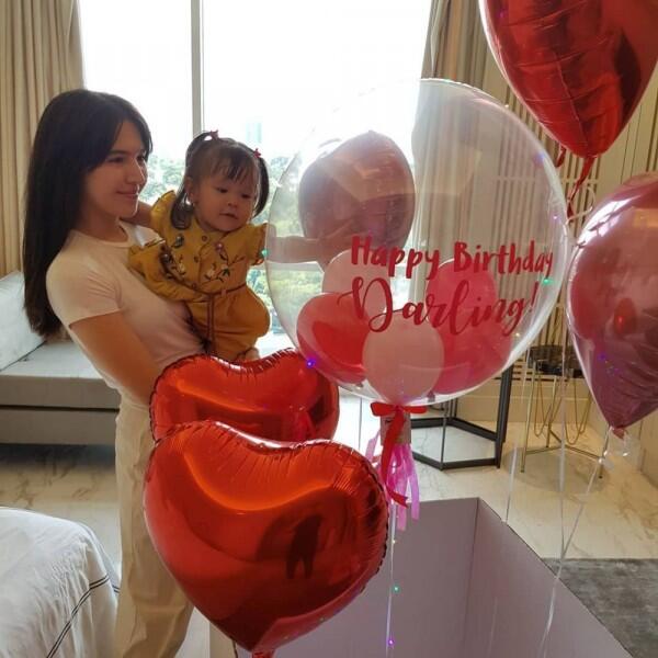 Jarang Diekspos, Ini 10 Potret Olivia Jensen Bersama Suami & Putrinya