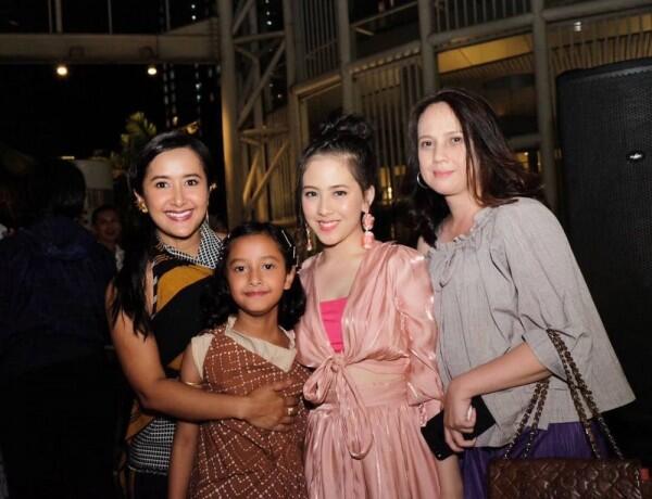 9 Potret Zara JKT48 dan Sang Mama yang Mirip Kakak Adik