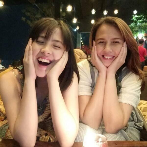 9 Potret Zara JKT48 dan Sang Mama yang Mirip Kakak Adik