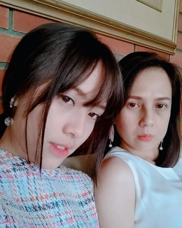 9 Potret Zara JKT48 dan Sang Mama yang Mirip Kakak Adik