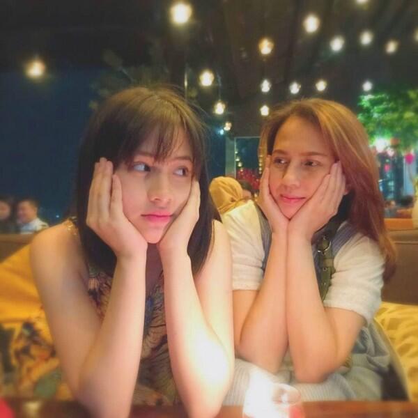 9 Potret Zara JKT48 dan Sang Mama yang Mirip Kakak Adik