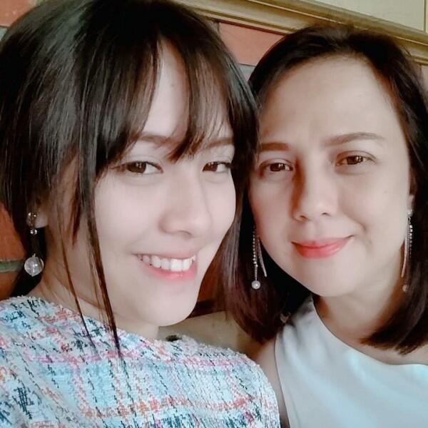 9 Potret Zara JKT48 dan Sang Mama yang Mirip Kakak Adik
