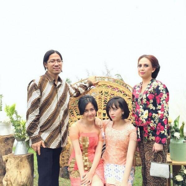 9 Potret Zara JKT48 dan Sang Mama yang Mirip Kakak Adik