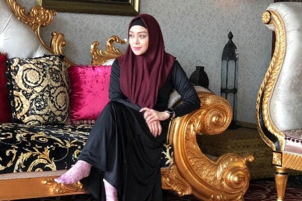 Jarang Disorot, 10 Potret Bersahaja Terry Putri yang Kini Berhijab