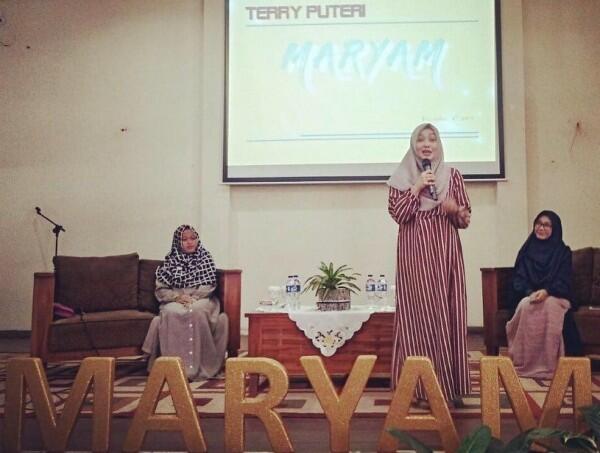 Jarang Disorot, 10 Potret Bersahaja Terry Putri yang Kini Berhijab