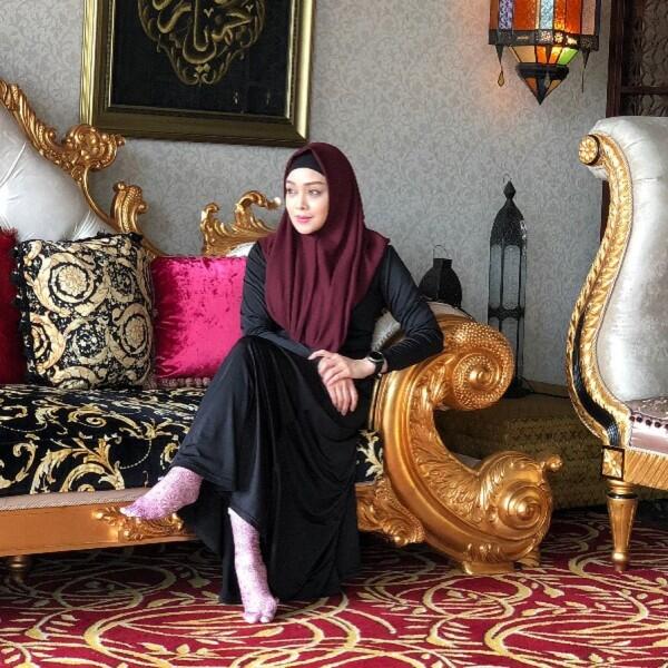 Jarang Disorot, 10 Potret Bersahaja Terry Putri yang Kini Berhijab