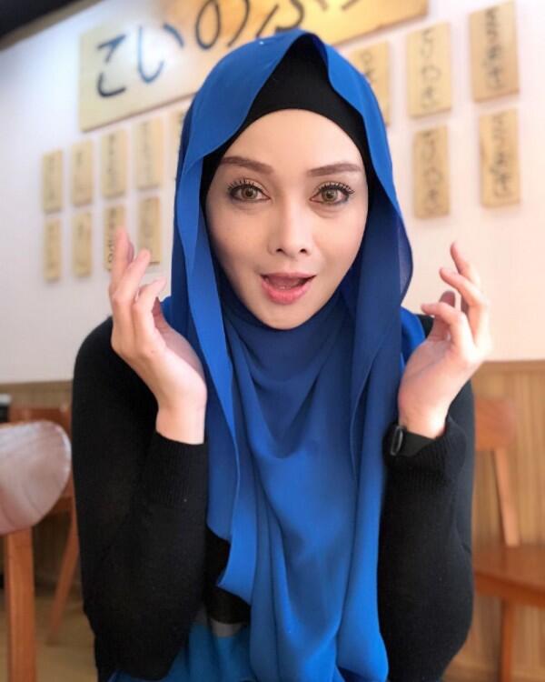 Jarang Disorot, 10 Potret Bersahaja Terry Putri yang Kini Berhijab