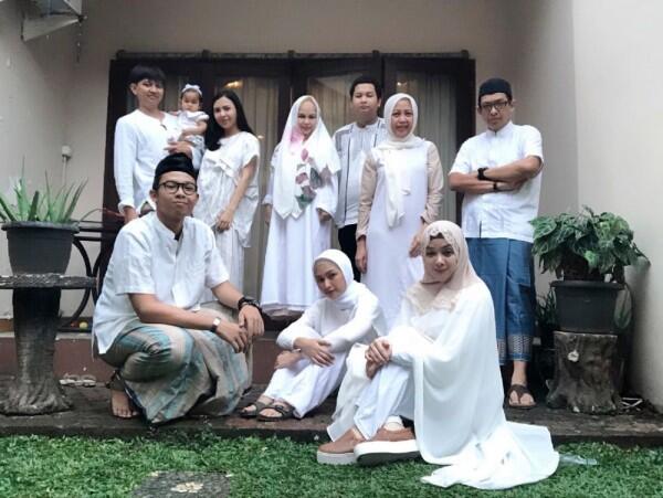 Jarang Disorot, 10 Potret Bersahaja Terry Putri yang Kini Berhijab