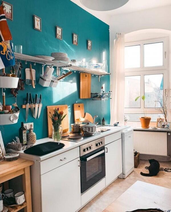 9 Desain Dapur Warna Gelap Ini Bisa Ditiru dengan Mudah