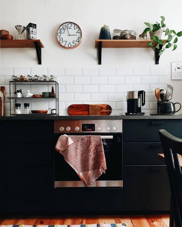 9 Desain Dapur Warna Gelap Ini Bisa Ditiru dengan Mudah