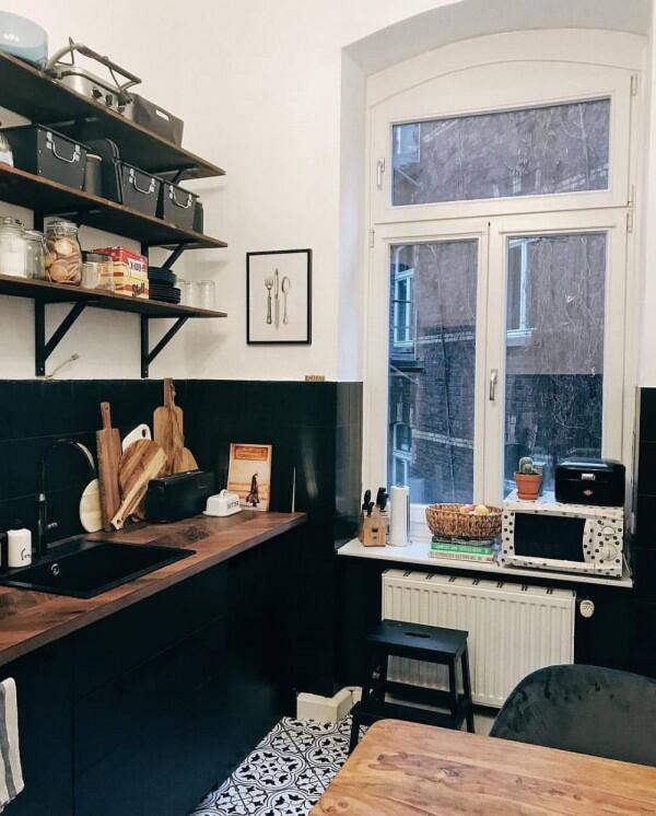 9 Desain Dapur Warna Gelap Ini Bisa Ditiru dengan Mudah