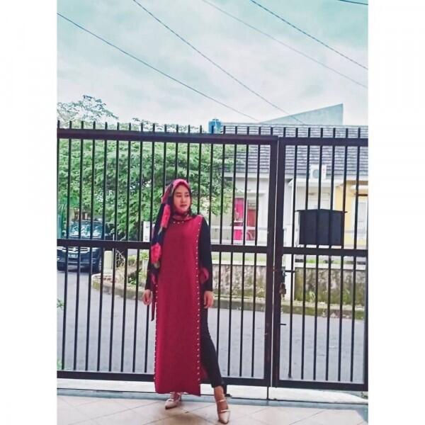 8 Ide OOTD Hijab ala Shelvie Hana Wijaya, Istri Daus Mini yang Stylish